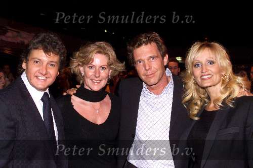 ROTTERDAM 10 december 2001
 Rene Froger in Ahoy
Rene Froger en Natasja Froger en John de Mol Jr. en Els