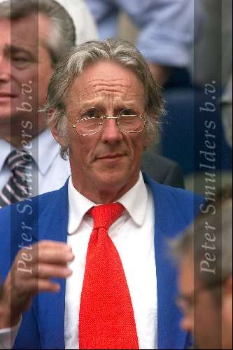 Amsterdam, 11 juni 2000  
Freek de Jonge met twee brillen