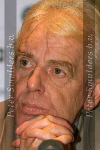 AMSTERDAM 3 december 2001
Leo Beenhakker