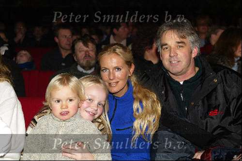 Kaatsheuvel 8 december 2002
Premiere wintershow in efteling.
Mandy Huydts met zoontje en Vriend Rob