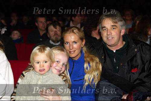 Kaatsheuvel 8 december 2002
Premiere wintershow in efteling.
Mandy Huydts met zoontje en Vriend Rob