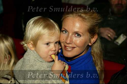 Kaatsheuvel 8 december 2002
Premiere wintershow in efteling.
Mandy Huydts met  zoontje