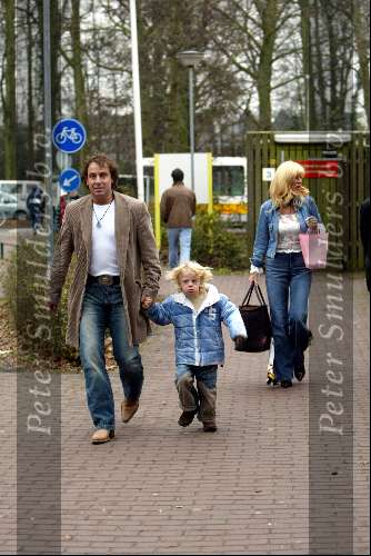 Alkmaar 5 december 2002
Marco Borsato en Luca en Mary Borsato op weg naar het ziekenhuis
