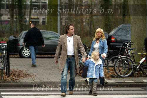 Alkmaar 5 december 2002
Marco Borsato en Luca en Mary Borsato op weg naar het ziekenhuis