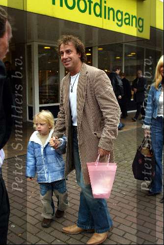 Alkmaar 5 december 2002
Marco Borsato en Luca en Mary op weg naar het ziekenhuis