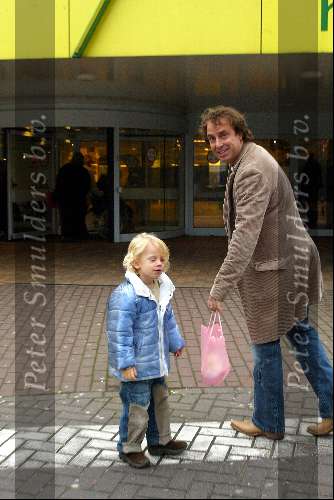 Alkmaar 5 december 2002
Marco Borsato en Luca en Mary op weg naar het ziekenhuis