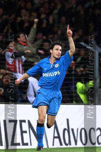 EINDHOVEN 6 december 2001
PSV -PAOK Saloniki 4-1
Mark v Bommel maakt 4-1