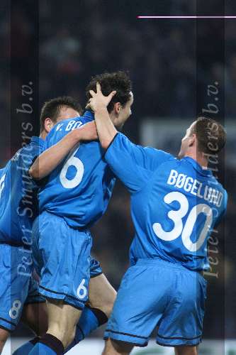 EINDHOVEN 6 DECEMBER 2001
PSV-PAOK SALONIKI 4-1
Mark v Bommel met Kasper bogelund