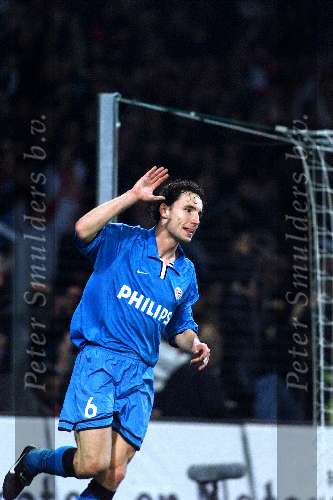 EINDHOVEN 6 december 2001
PSV -PAOK Saloniki 4-1
Mark v Bommel maakt 4-1