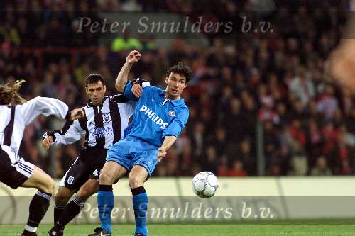 EINDHOVEN 6 december 2001
PSV -PAOK Saloniki 4-1
Mark v Bommel in duel met Feutchine