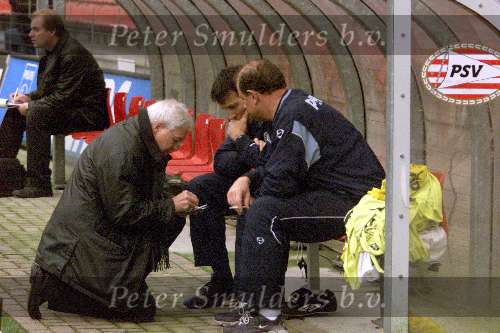 Eindhoven, 5 december 2001
De laatste training van PSV voor de tweede wedstrijd tegen PAOK
Overleg over de vele blessures bij Cees Rein v d Hoogenband Masseur Mart v d Heuvel en inspanningstrainer Luc v Agt