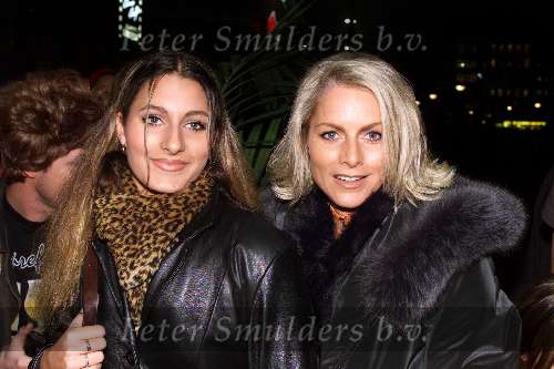 Amsterdam 3 december 2001
Premiere Minoes in Pathe Arena.
Milika Peterson met dochter