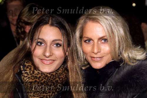 Amsterdam 3 december 2001
Premiere Minoes in Pathe Arena.
Milika Peterson met dochter