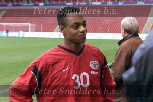 Eindhoven, 5 december 2001
De laatste training van PSV voor de tweede wedstrijd tegen PAOK
De 18 jarige rechtsbuiten van het tweede elftal van PSV is toegevoegd aan de selektie vanwege de grote ziekenboeg
NYAN WAU

PETER SMULDERS BV