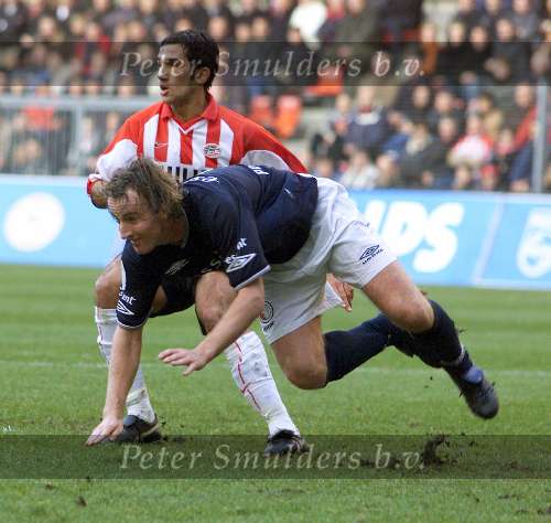 Eindhoven, 9 december 2001
Kompetitie Seizoen 2001/2001
PSV - FC Twente, eindstand 1-0
Ramzi in duel met Patrick Pothuizen