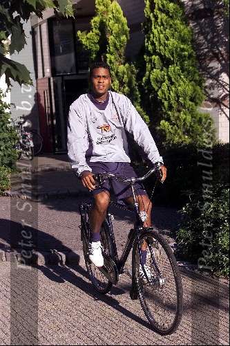 Patrick Kluivert  op een Batavus fiets