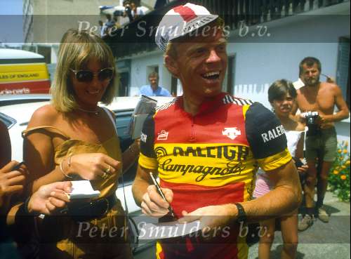 Peter winnen deelt handtekeningen uit op de rustdag van de Tour de France nadat hij een dag eerder de etapee naar Alpe D\\\'Uhez gewonnen had. 1983
