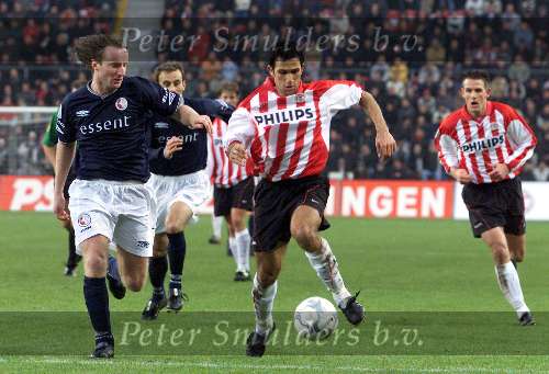 Eindhoven, 9 december 2001
Kompetitie Seizoen 2001/2001
PSV - FC Twente, eindstand 1-0
Ramzi in duel met Patrick Pothuizen