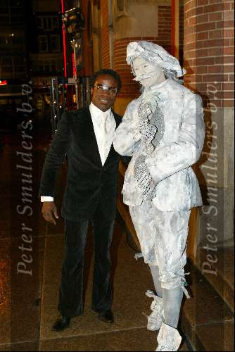 Amsterdam 21 december 2001
Uitreiking van de Rembrandt awards in de beurs van Berlage.
Regilio Tuur Rembrandt als standbeeld