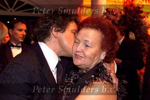ROTTERDAM 7 december 2001
Rene Froger in AHOY
Rene Froger met zijn moeder Mien Froger