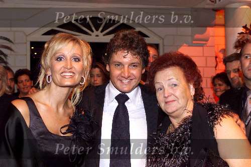 ROTTERDAM 7 december 2001
Rene Froger in AHOY
Rene Froger met zijn moeder Mien Froger en met Natasja Froger