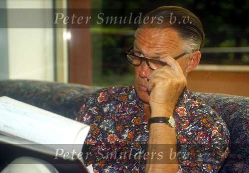 Rinus michels in Milaan 1990 na uitschakelijk Nederlands elftal WK