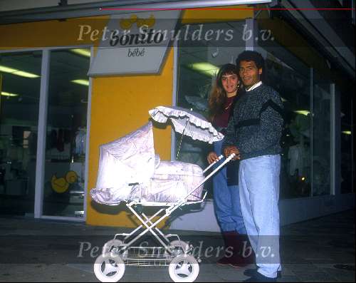 Romario met zijn vrouw Monica bij Bonito in eindhoven voor het uitzoeken van de babyuitzet