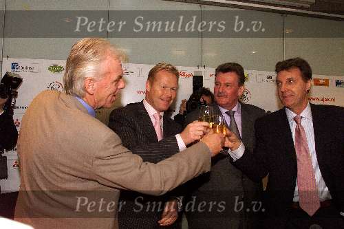 AMSTERDAM 3 december 2001
Ronald Koeman , 1e training bij AJAX. 
Ruud Krol, Leo Beenhakker en Arie v Eijden