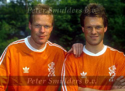 Ronald koeman en Erwin voor aanvang van het WK 1990 in Italie als columnisten voor Aktueel