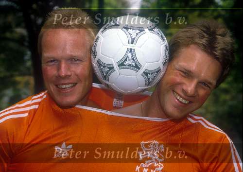 Ronald koeman en Erwin voor aanvang van het WK 1990 in Italie als columnisten voor Aktueel