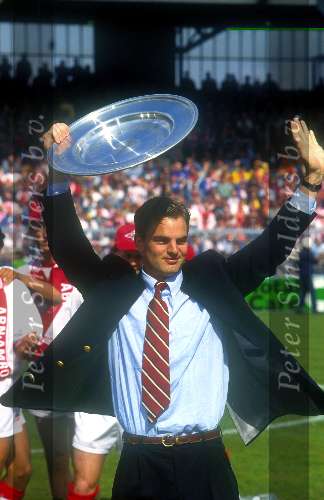 Ronald de Boer met de kampioensschaal 1995/1996