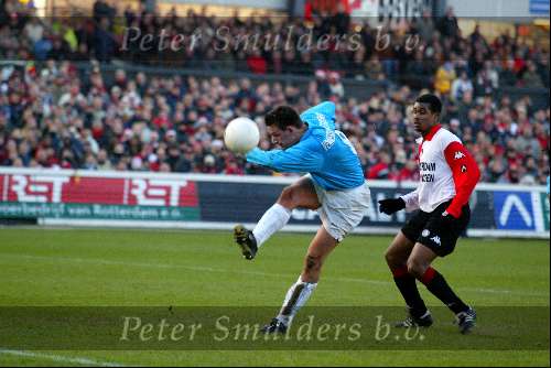 ROTTERDAM 16 DECEMBER 2001
Feyenoord-PSV 0-0
Jan Vennegoor of Hesselink  en Sprockel