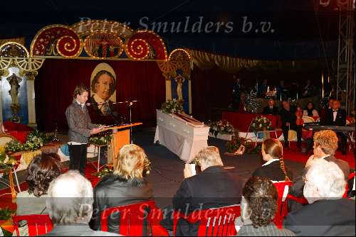 Hilversum 30 december 2003
Begrafenis Toni Boltini in circustent.Angelo Boltini
