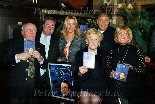 Amsterdam 1 december 2003
Presentatie DVD Willy Alberti in Amsterdam.
Willeke Alberti met Ria Alberti en Johnny Kraaykamp sr en Maarten Spanjer Danielle van t Schip en Toni Alberti
