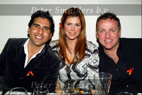 Amsterdam 19 december 2003
Orange Babies feest in Panama te Amsterdam.
Gordon  met Rodrigo Otazu en Estelle Gulli