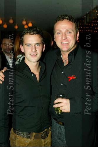 Amsterdam 19 december 2003
Orange Babies feest in Panama te Amsterdam.
Gordon met zijn vrien Jacob en een glaasje wijn
