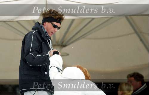 Lech 21 december 2003
Linda de Mol op Vakantie met haar kinderen 
Hier haar broer John de Mol die zijn vriendin helpt
Wintersport