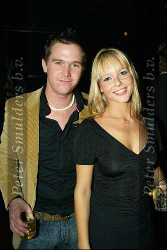 Amsterdam 19 december 2003
Orange Babies feest in Panama te Amsterdam.
Johnny de Mol jr en Chantal Janzenmet een glaasje drank