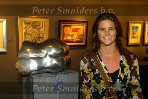 Amsterdam 6 december 2003
Opening van de antiek en kunstbeurs Pan in de Rai.
Judith Heinsbroek bij een kunstwerk van haar.