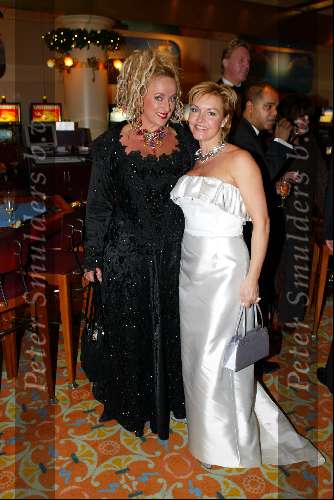 Scheveningen 15 december 2003
Brunch in het Holland casino in Scheveningen.
Mariska v Kolck en Karin Bloemen in avondjurk