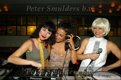 Amsterdam 19 december 2003
Orange Babies feest in Panama te Amsterdam.
Birgit Schuurman met Katja Schuurman en Ellen ten Damme als DJ\\\'s