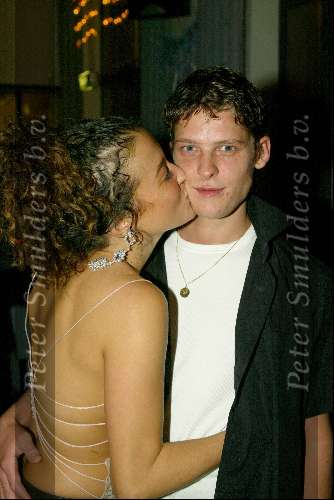 Amsterdam 19 december 2003
Orange Babies feest in Panama te Amsterdam.
 Katja Schuurman en Teun Kuilboer kussend