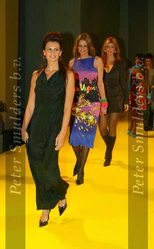 Amsterdam 10 december 2003
Veiling van jurken van Bekende Nederlandse vrouwen.   Leontine Borsato