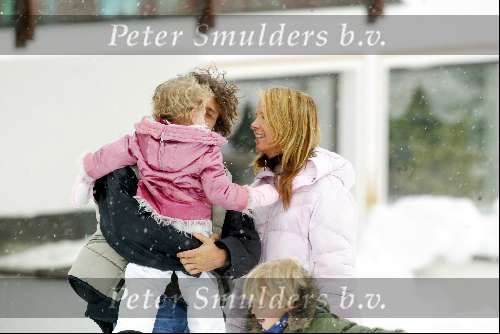 Lech 21 december 2003
Linda de Mol op Vakantie met haar kinderen 
Hier samen met haar dochter Noa de Mol en zoontje Julian de Mol en vriend Sander Vahle
Wintersport