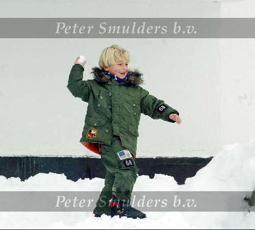 Lech 21 december 2003
Linda de Mol op Vakantie met haar kinderen 
Julian de Mol gooit een sneeuwbal
Wintersport