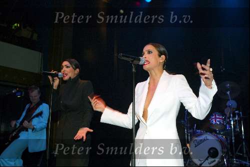 Amsterdam 19 december 2003
Orange Babies feest in Panama te Amsterdam.
Lois Lane Monique Kleeman en Suzanne Kleeman tijdens een optreden