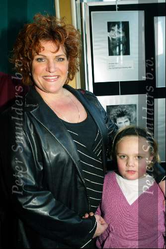 Amsterdam 15 december 2003
Uitreiking Pall maal Export prijs in de kleine Komedie.  . Marjoloein Touw met dochter