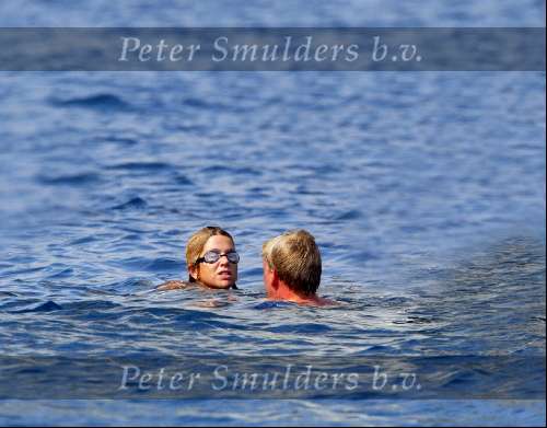 Porto Ercole 6 augustus 2003
Prinses Maxima in badpak  en Prins Willem Alexander in zwembroek zwemmend bij de jumbo VI