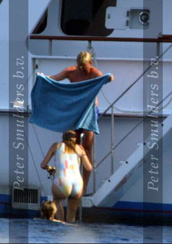 Porto Ercole 6 augustus 2003
Prinses Maxima in badpak  en Prins Willem Alexander in zwembroek op de jumbo VI