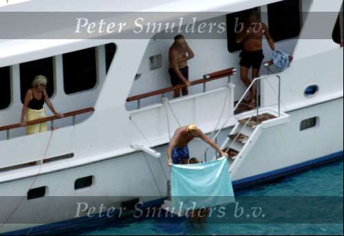 Porto Ercole 6 augustus 2003
Prins Bernhard Maxima Prins Willem Alexander  op de Jumbo VI beide zwemmend